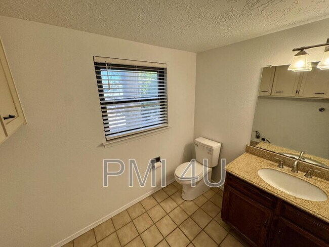 Building Photo - 10412 La Paz Dr
