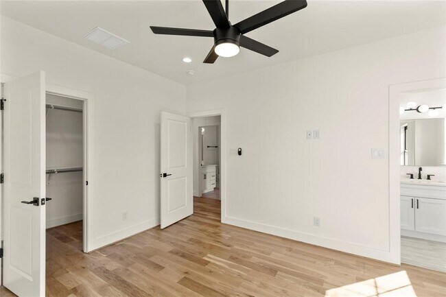 Building Photo - 1038 W 31st St