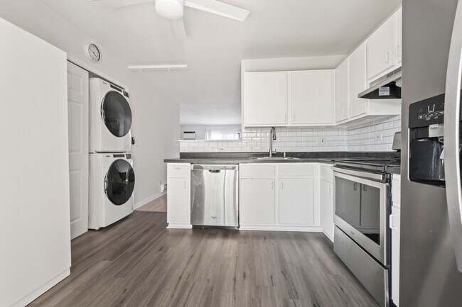 Building Photo - 201 N Waters Edge Dr