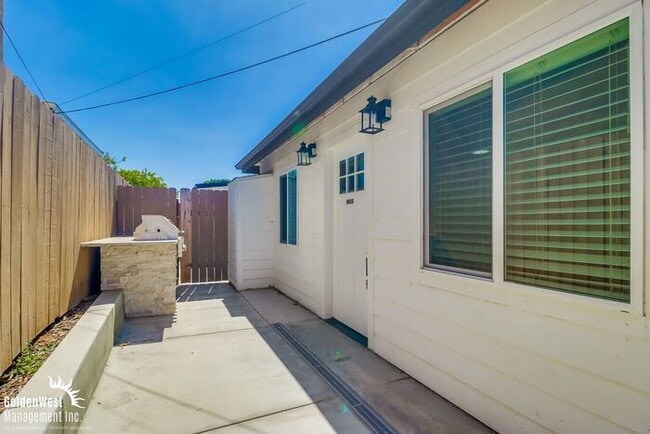 Building Photo - Modern 2Bdm 1Ba Apartment in the Azalea Pa...
