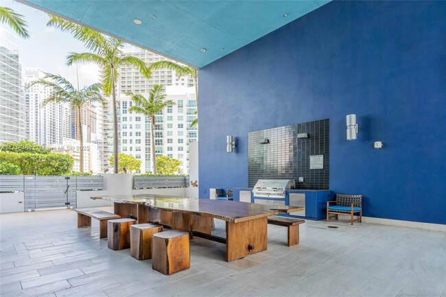 Building Photo - 1300 Brickell Bay Dr