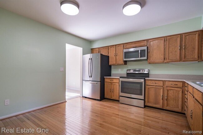 Building Photo - 1237 Oakwood Ct