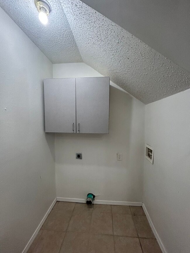 Building Photo - 3400 SW Landau Ct