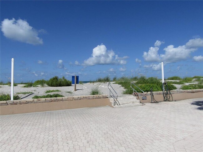 Building Photo - 1400 Tarpon Center Dr