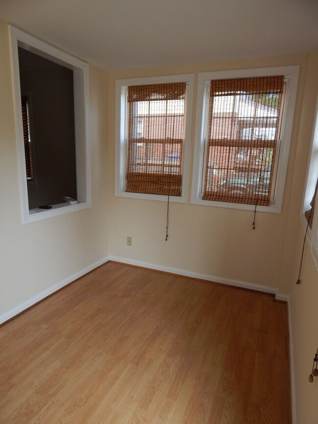 Building Photo - NICELY UPDATED DUPLEX NEAR METRO