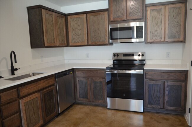 Building Photo - 977 Cline Dr