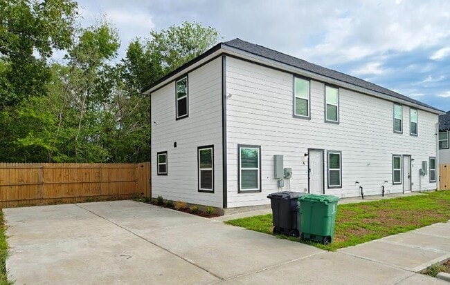 Building Photo - 8215 Hanna St