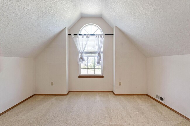 Building Photo - Comfortable 4-bdrm/2.5-bath home in Hillsb...