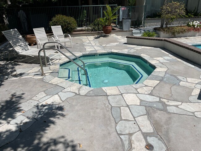 Building Photo - 2 Bedroom + 2 Bath Condo in Winnetka
