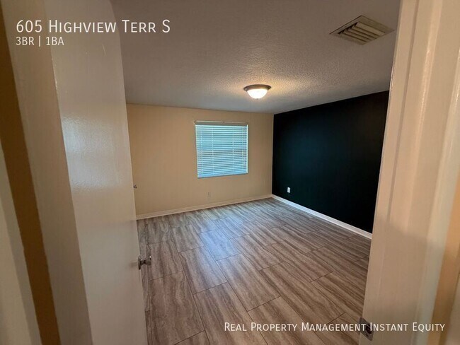 Building Photo - 605 Highview Terrace S