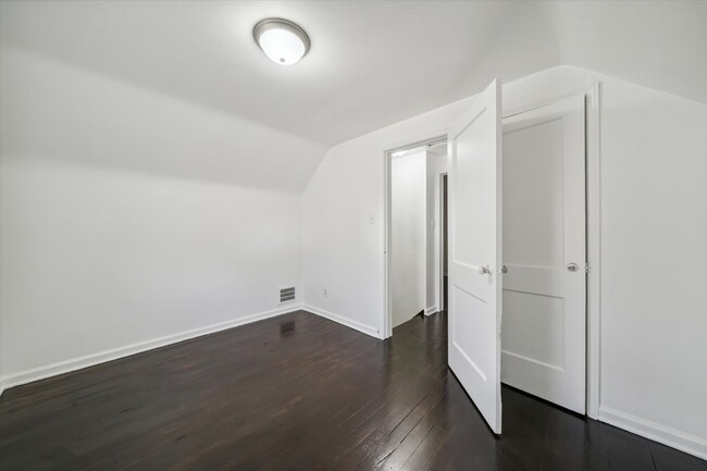 Building Photo - 3 Bedroom Bungalow - West Side