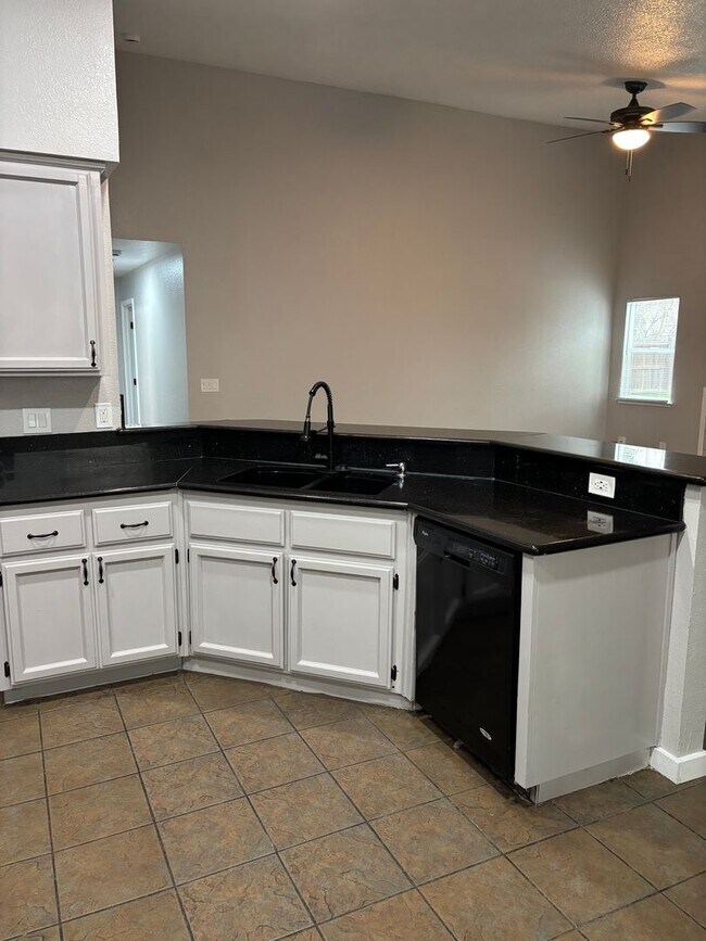 Building Photo - 3 B/D 2 BA HOME WITH AN OFFICE IN YUBA CITY AVAILABLE NOW!