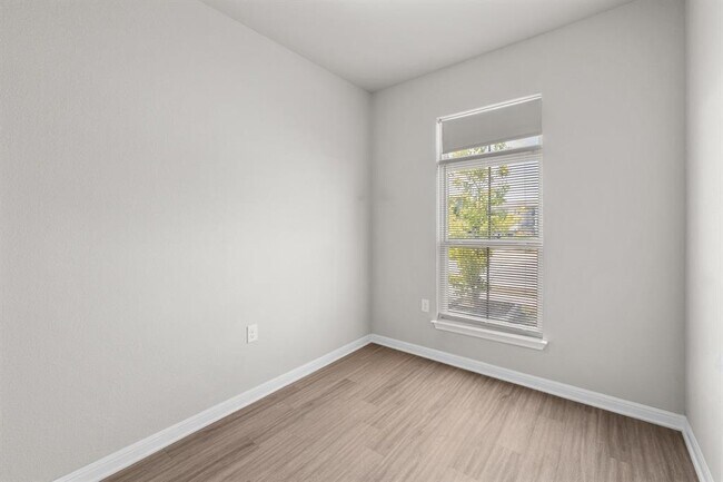 Building Photo - 700 Fortrose Ter