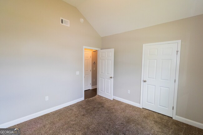 Building Photo - 210 Stillwater Dr