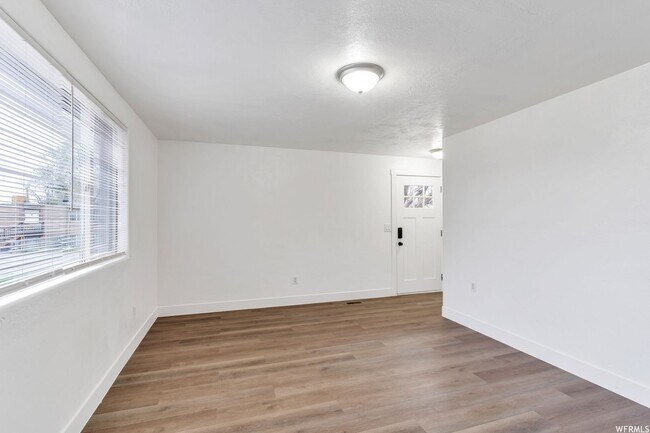 Building Photo - Ground Level 3 Bed 1 bath apartment!