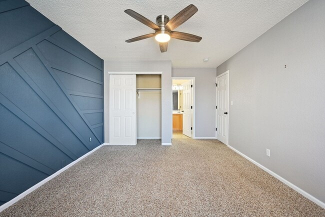Building Photo - 2 Bedroom townhome in Denver