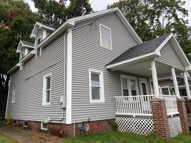 Building Photo - *SINGLE FAMILY RENTAL!* 3BR 1.5BA Right by...