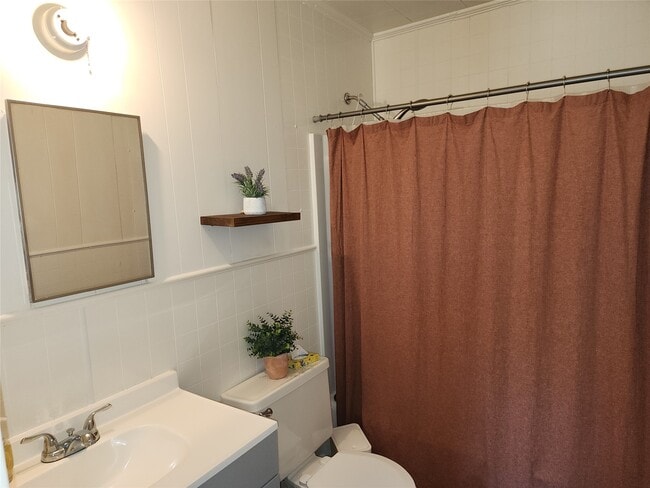 Building Photo - 1104 E Sycamore St