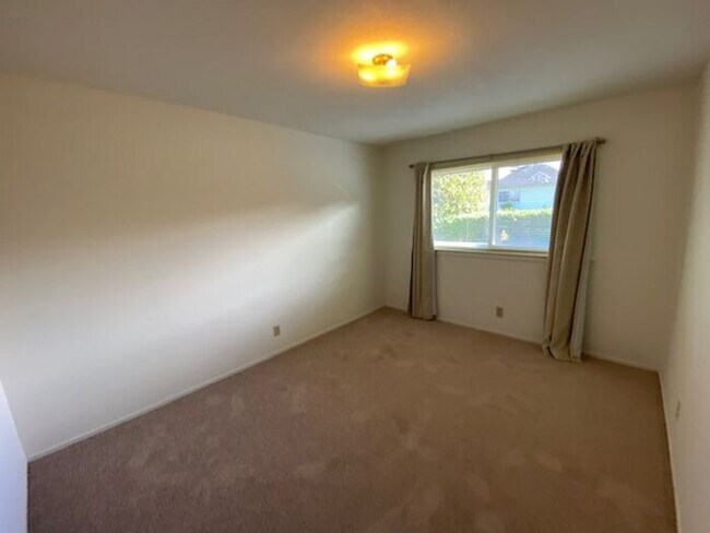 Building Photo - 701 Pine St