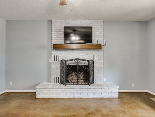 Building Photo - 463 E Johnson Ave