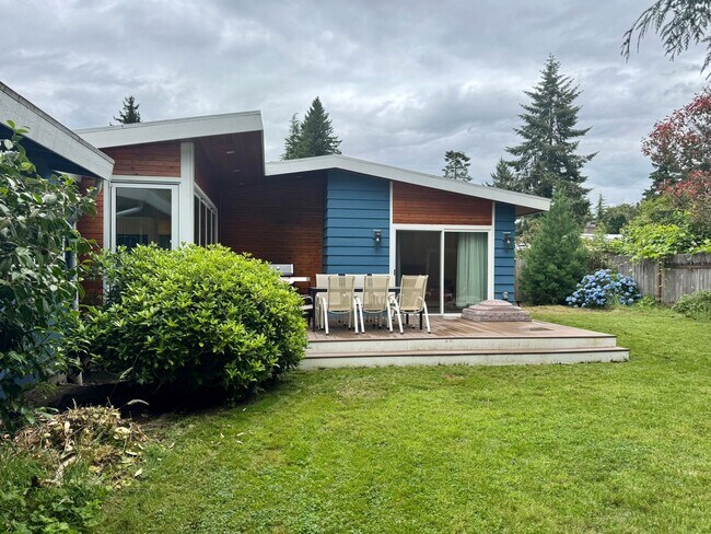 Building Photo - Fantastic Rambler in Lake Hills with A/C!