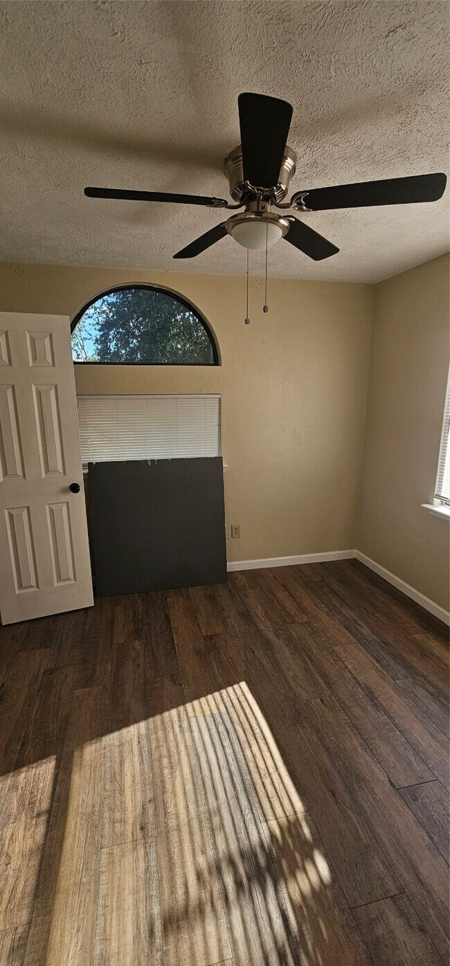 Building Photo - 3511 Meadowcrest Ln