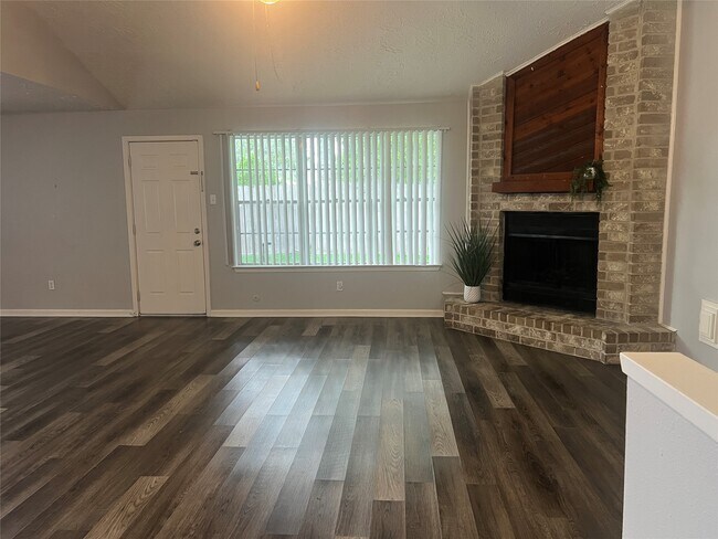 Building Photo - 1202 Manorglen Dr