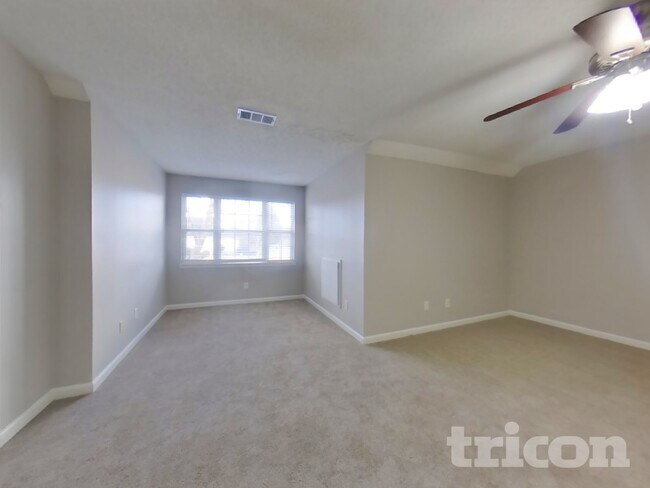 Building Photo - 5021 Meadow Trce