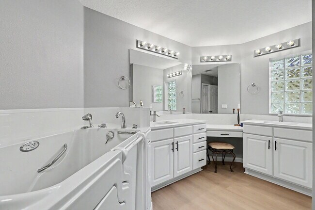 Building Photo - 6600 Gentle Ben Cir