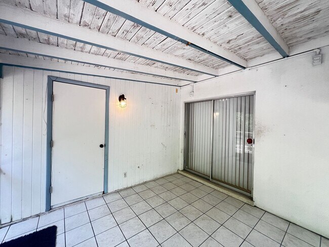 Building Photo - Charming Deltona Lakes Home!