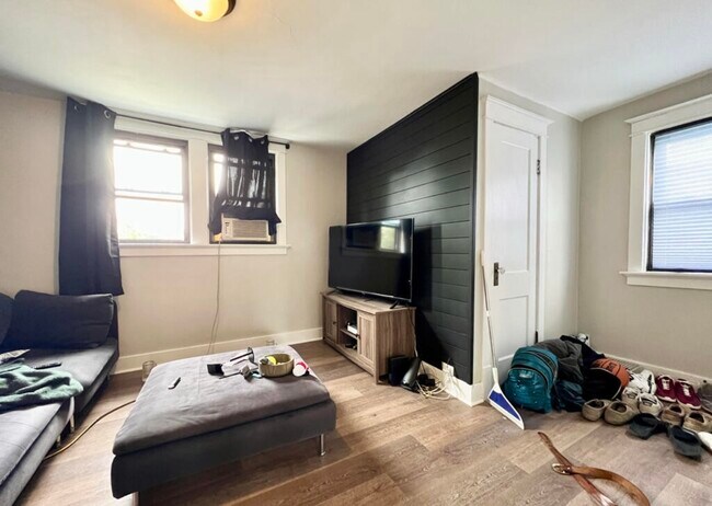 Building Photo - 437 S 73rd St