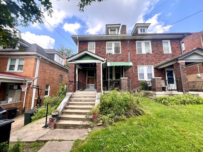 Primary Photo - Spacious Home - 3 bedroom 1 bath - Squirre...