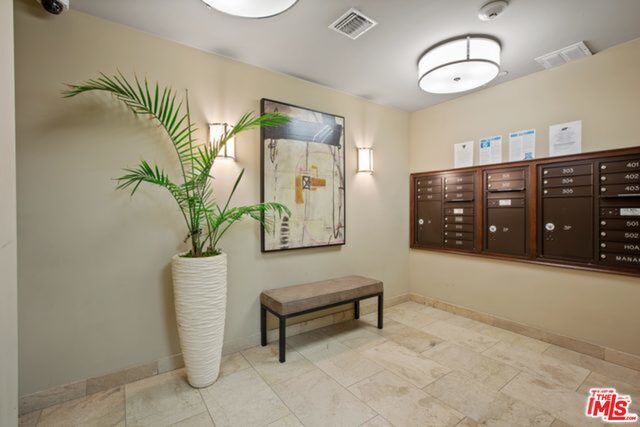 Building Photo - 447 N Doheny Dr