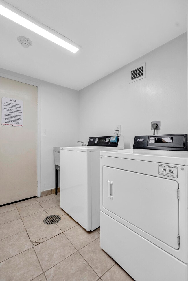 Building Photo - 1904 S Ocean Dr