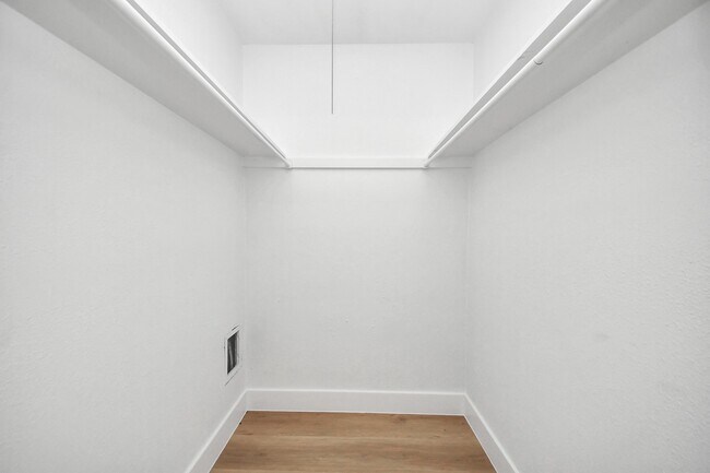 Building Photo - 7427 Willow Oak Dr