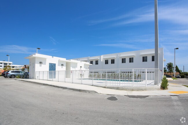 Building Photo - WEITZER AVENTURA PLACE