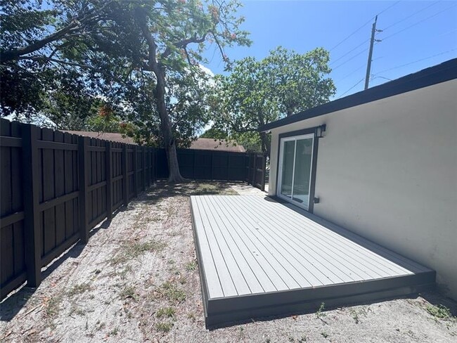 Building Photo - 10 SW 5th Ct