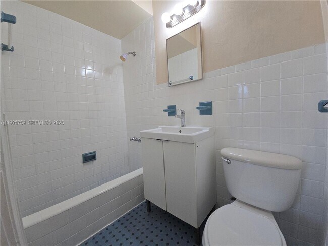 Building Photo - 1942 Monroe St