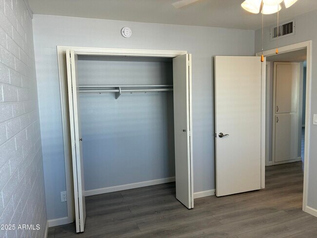 Building Photo - 10530 W Hope Dr
