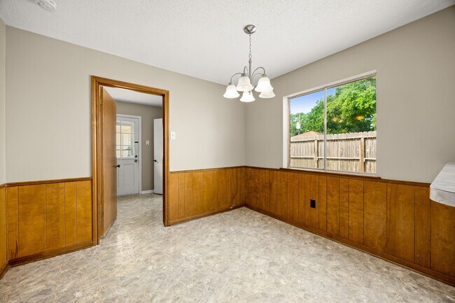 Building Photo - 5923 Pebble Springs Dr