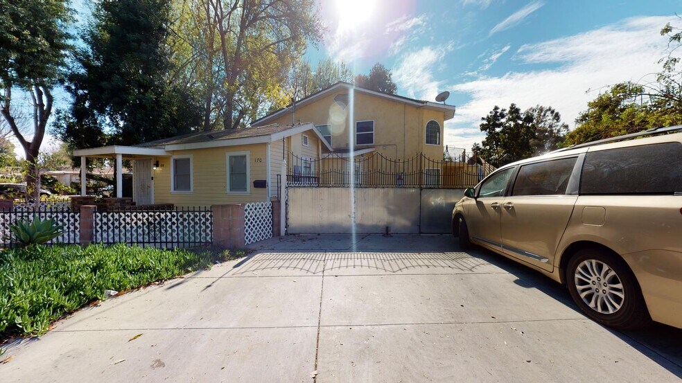 Building Photo - Charming Long Beach home near Scherer Park