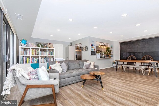 Building Photo - 703 Mountainview Dr