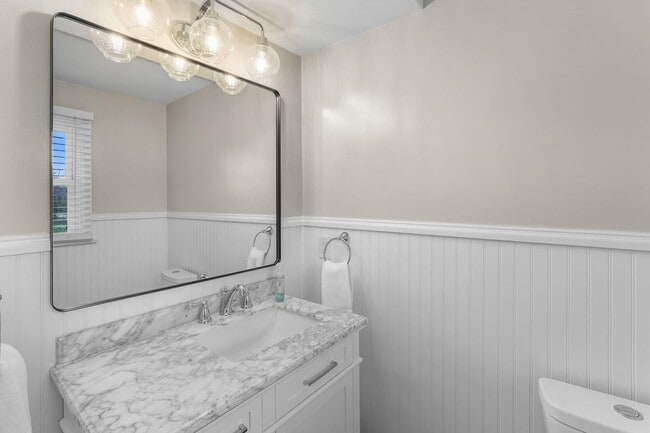 Building Photo - Beautifully Updated 4 Bedroom, 2.5 Bath Home in Fairview