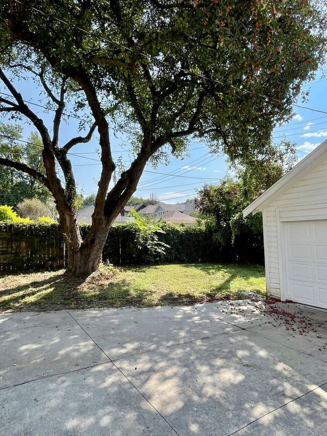 Building Photo - Beautiful & Spacious 3 Bedroom Rental Home...