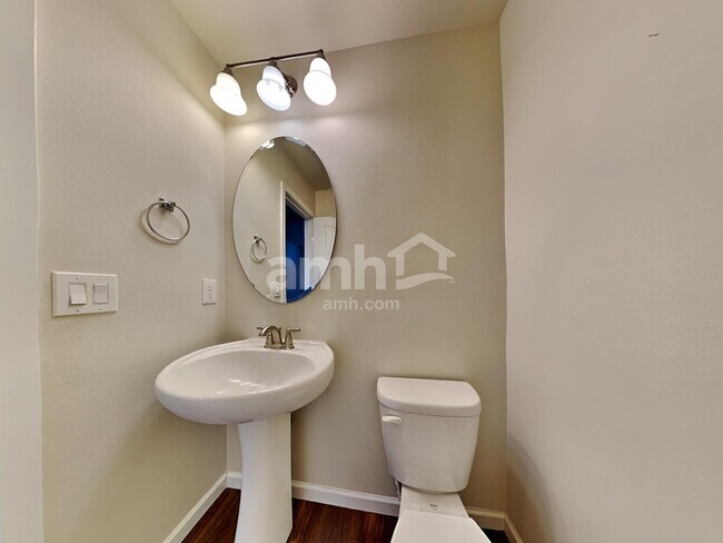 Building Photo - 2748 Moore Ave