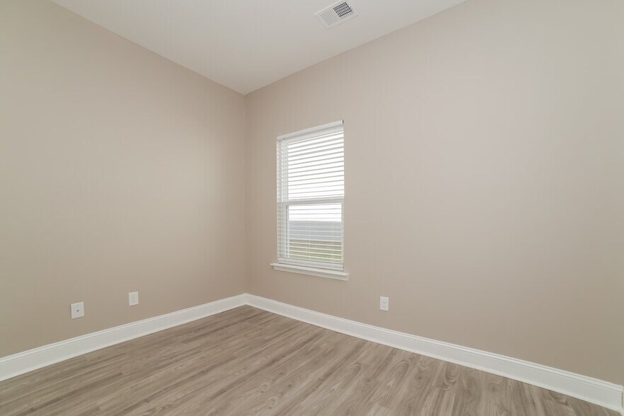 Building Photo - 5195 Howell Ct