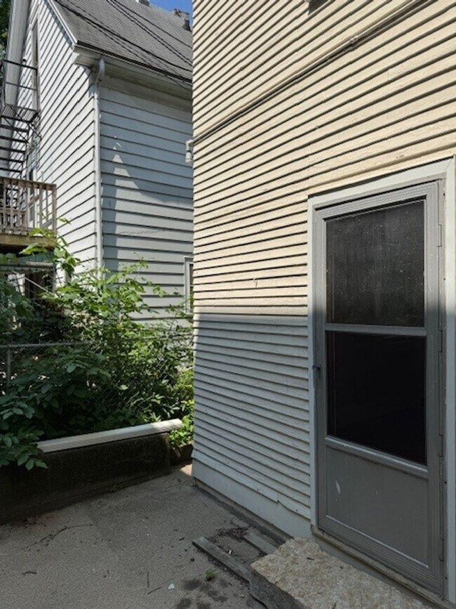 Building Photo - 219 E Mifflin St