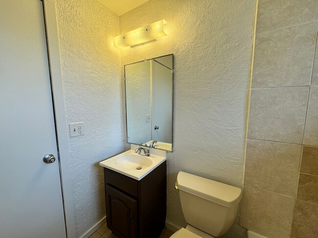 Building Photo - Spacious Split-Level 3 bed, 1 Bath Duplex ...