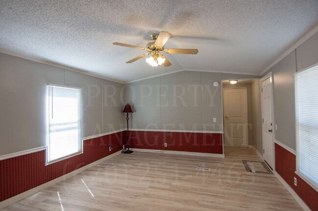 Building Photo - 2-Bedroom with 2 Full Baths in Coffeyville!