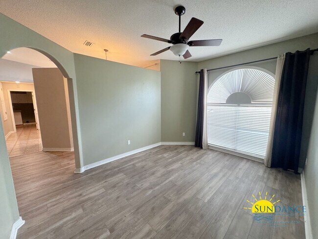 Building Photo - Stunning 4-Bedroom Home in Desirable Holle...
